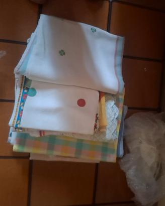 piatti posate tazze varie e tovaglie