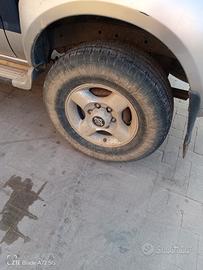 cerchi e gomme originali Nissan d22 