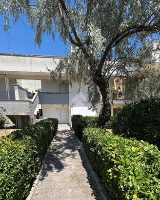 MONOLOCALE A MANFREDONIA