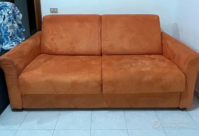 divano tenuto molto bene con rete mobilificio 