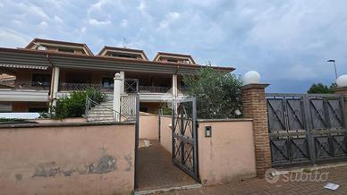 VILLA A SCHIERA A POMEZIA