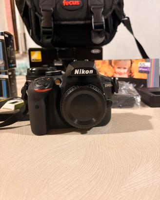 Nikon D3400 reflex con obbiettivo e accessori