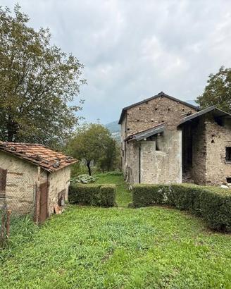 Rustico / Casale di 8585 m² a Parlasco