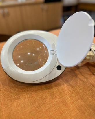 Lampada led con lente ingrandimento