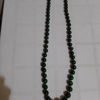 Collana con perle di color verde 