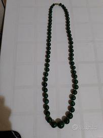 Collana con perle di color verde 