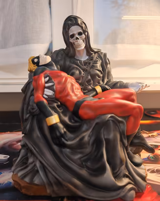 Death of Captain Marvel. Statua 