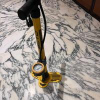 pompa per bicicletta praticamente nuova