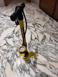 pompa per bicicletta praticamente nuova
