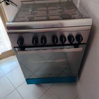 Cucina DeLonghi con forno elettrico.