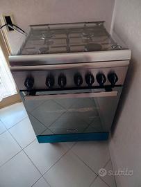Cucina DeLonghi con forno elettrico.
