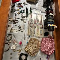 Bigiotteria varie e orologi digitali.