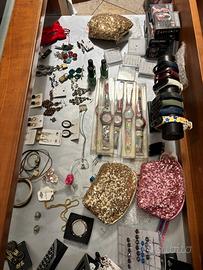 Bigiotteria varie e orologi digitali.