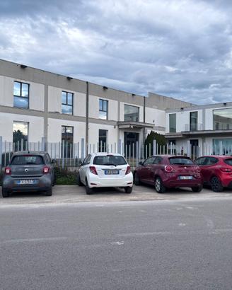 PE 143 Locale commerciale con magazzino