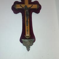 crocifisso antico con acquasantiera 