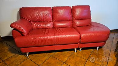 divano in pelle colore rosso