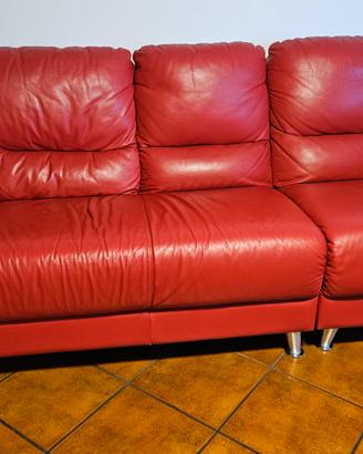 divano in pelle colore rosso