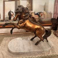 Cavallo di bronzo con base in marmo di carrara