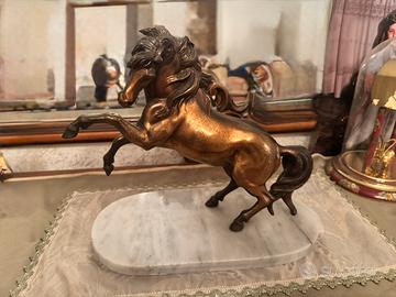 Cavallo di bronzo con base in marmo di carrara