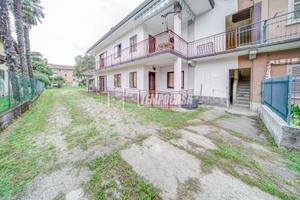 CASTELLETTO SOPRA TICINO - TRILOCALE IN VILLA CON