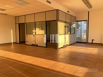 Locale commerciale/ufficio con posti auto privati