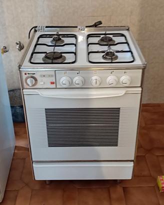 Frigo e fornello a gas metano