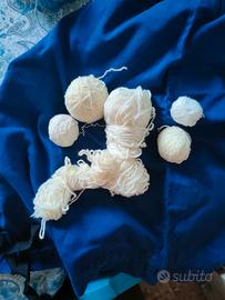 Gomitoli di lane e colori vari