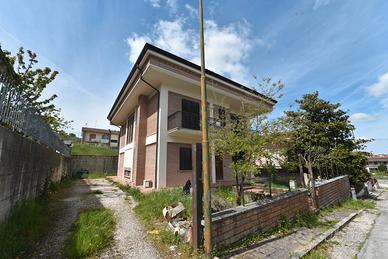 Villa indipendente con giardino a Pietradefusi