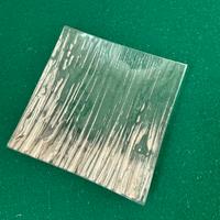 Piattino quadrato in vetro lavorato a righe.