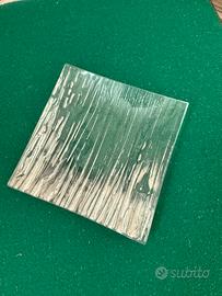 Piattino quadrato in vetro lavorato a righe.