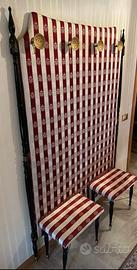 attaccapanni e due sgabelli foderati a righe.