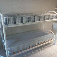 Letto a castello bianco con 2 materassi singoli