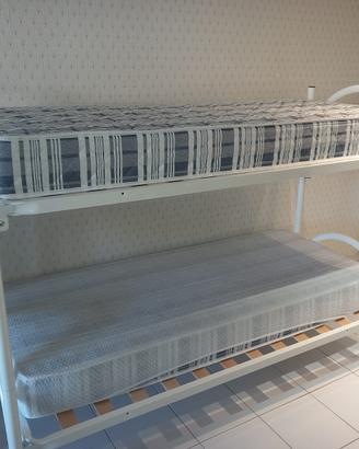 Letto a castello bianco con 2 materassi singoli