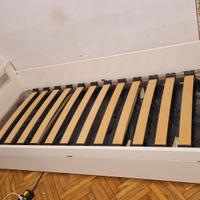 Cameratta: letto singolo, armadio, gambe scrivania