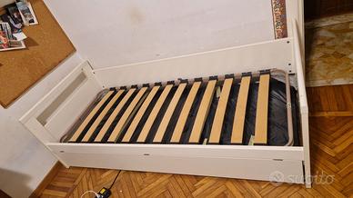 Cameratta: letto singolo, armadio, gambe scrivania