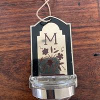 Acquasantiera da parete con simbolo mariano “M”