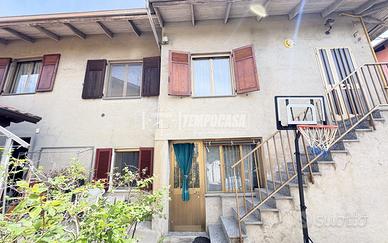 BIFAMILIARE CON BOX AUTO E CORTILE PRIVATO A COSSA