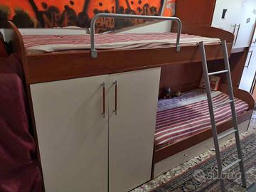 Letto a castello con armadio integrato