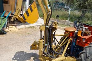 Escavatore Retro trattore