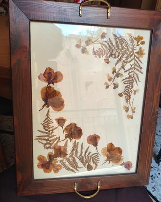 vassoio  in legno con fiori pressati su vetro