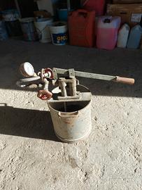 pompa a mano per mettere in pressione impianti