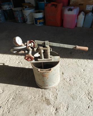 pompa a mano per mettere in pressione impianti