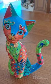 Gatto in legno decorato a mano