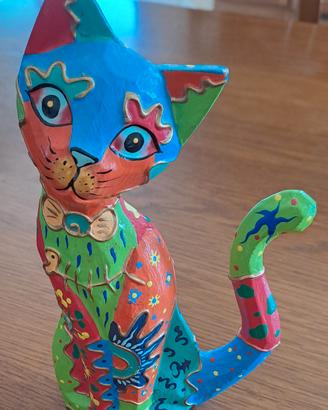 Gatto in legno decorato a mano