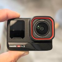 Insta 360 Ace Pro 2 con Kit Explorer e vari omaggi