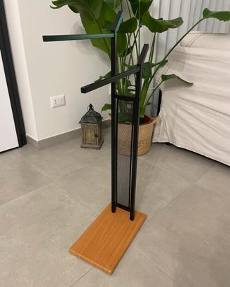 Porta asciugamani in legno e metallo nero
