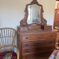 Elegante cassettiera antica con specchiera e piano
