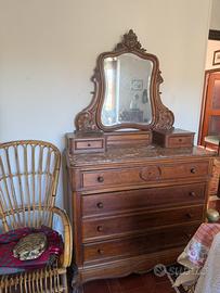 Elegante cassettiera antica con specchiera e piano