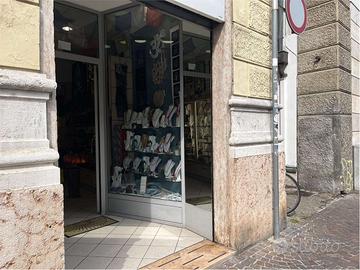 NEGOZIO VICINO A PIAZZA FIERA