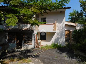 PORZIONE DI BIFAMILIARE A SCHEGGIA E PASCELUPO